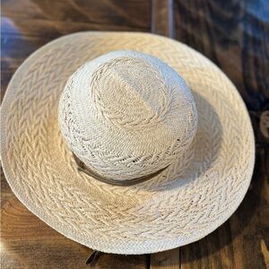 Pantropic hat 4” rim with adjustable leather strap cream